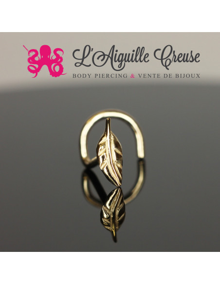 Stud en or jaune 14 carats, orné d'une plume