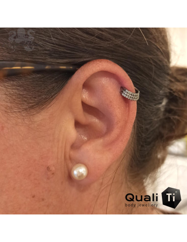 Anneau segmenté en titane QualiTi et 3 rangées de zircons cubiques, ouverture facile