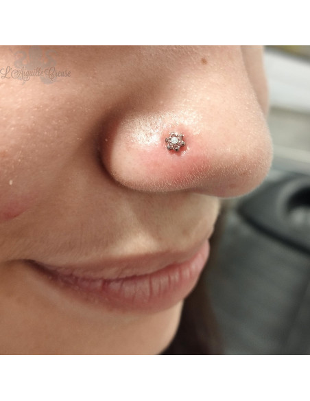 Accessoire fleur en titane, orné de zircons premiums Threadless