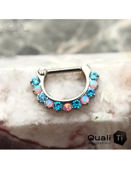 Clicker 'Bubblegum pop' segmenté en titane QualiTi, opales synthétiques et zircons cubiques, ouverture facile