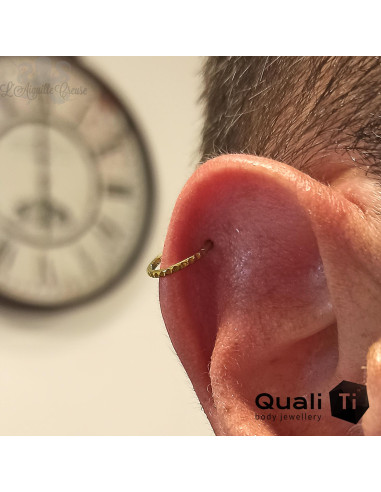 Anneau segmenté en titane QualiTi pyramidal, ouverture facile