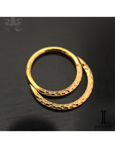 Double anneau texturé segmenté en titane pvd or 24 carats Invictus, ouverture facile