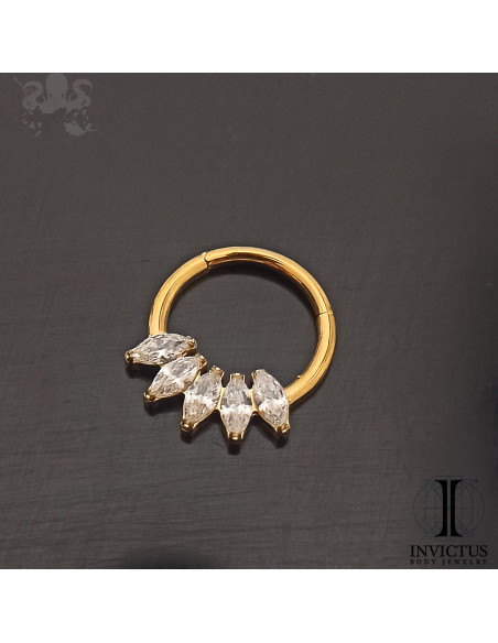 Anneau segmenté en titane pvd or 24 carats Invictus et ses zircons marquises, ouverture facile