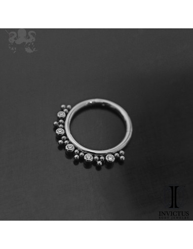 Anneau segmenté en titane Invictus, zircons premiums, ouverture facile
