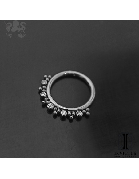 Anneau segmenté en titane Invictus, zircons premiums, ouverture facile
