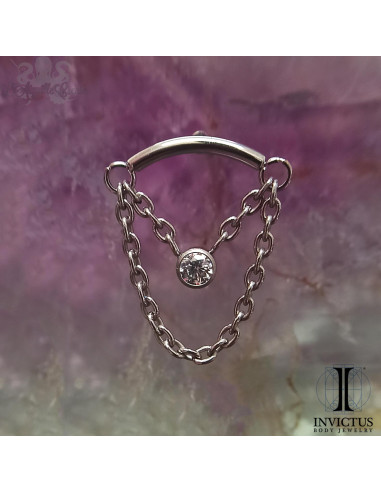 Barre courbe et ses chainettes ornées d'un zircon Invictus en titane - threadless