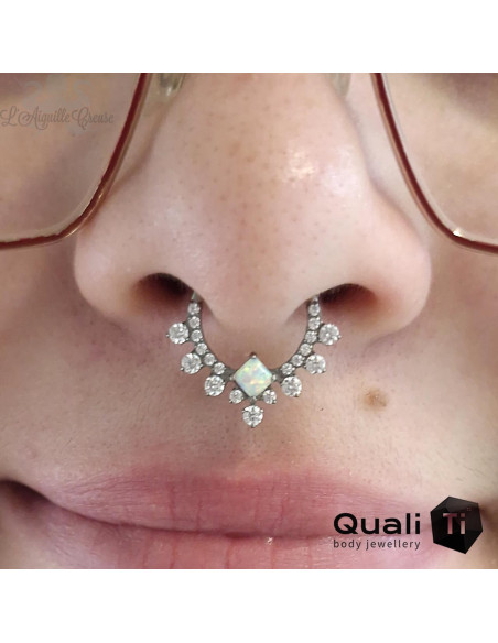 Anneau segmenté en titane QualiTi, opale synthétique et zircons , ouverture facile