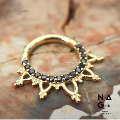 Anneau en or jaune 18 carats et diamants noirs Naga Jewelery
