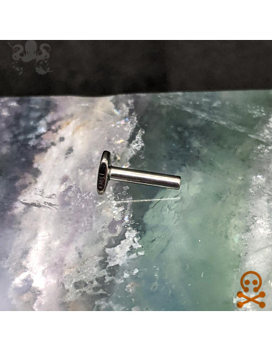 Labret en titane flexternal, compatible avec les bijoux threadless et en pas de vis interne.