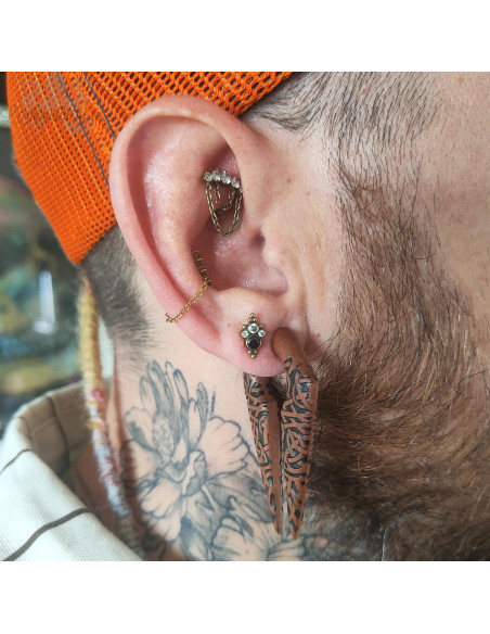 Boucle d'oreille en bois sculptée