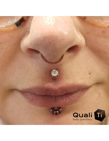 Anneau segmenté en titane QualiTi et zircons rouges, ouverture facile