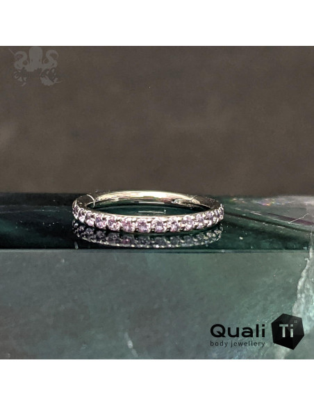 Anneau segmenté en titane QualiTi et zircons cubiques mauves, ouverture facile