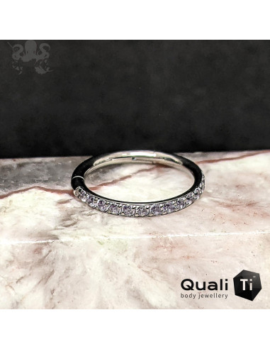 Anneau segmenté en titane QualiTi et zircons cubiques mauves, ouverture facile