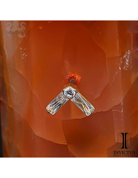 Chevron Invictus en titane pvd or 24 carats et zircons- threadless