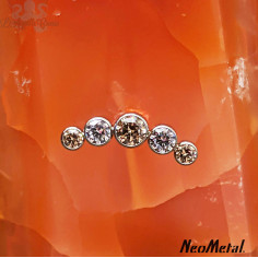 'Glimmer and Glow' Cluster en titane orné de zircons Threadless - Neometal