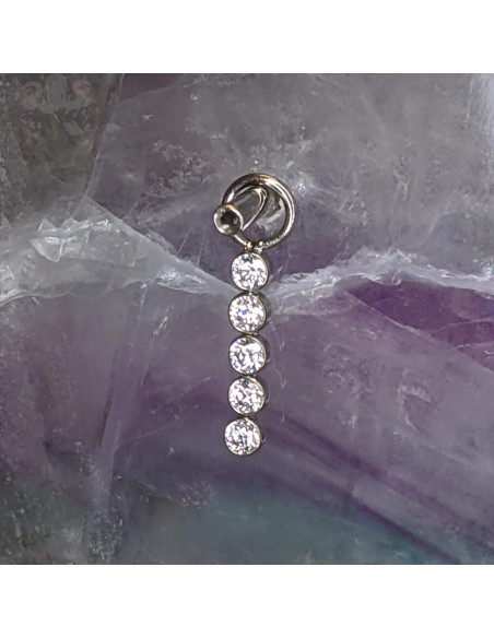 Charme en titane et zircons premiums