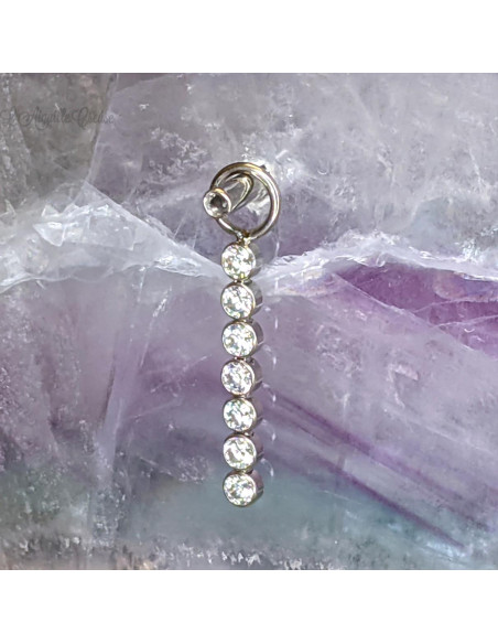 Charme en titane et zircons premiums