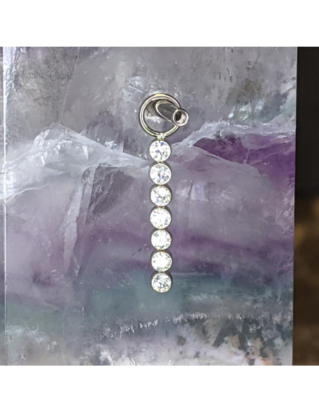 Charme en titane et zircons premiums