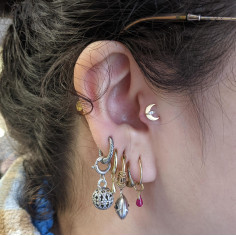 Charme Rubis et or jaune 18 carats 2