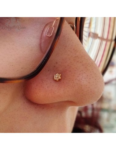 Accessoire fleur en titane pvd or, orné de zircons premiums Threadless