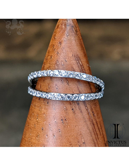 Anneau segmenté en titane et zircons premiums Invictus , ouverture facile