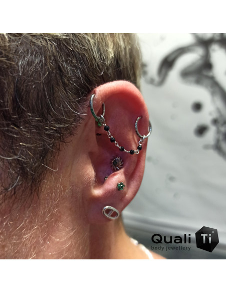 Anneau segmenté en titane QualiTi et zircons cubiques vert , ouverture facile