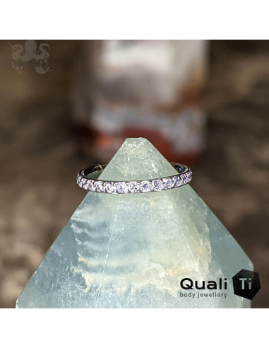 Anneau segmenté en titane QualiTi et zircons cubiques mauves, ouverture facile