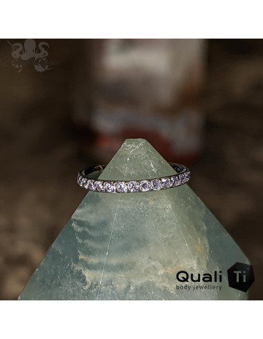 Anneau segmenté en titane QualiTi et zircons cubiques mauves, ouverture facile
