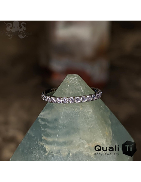 Anneau segmenté en titane QualiTi et zircons cubiques mauves, ouverture facile