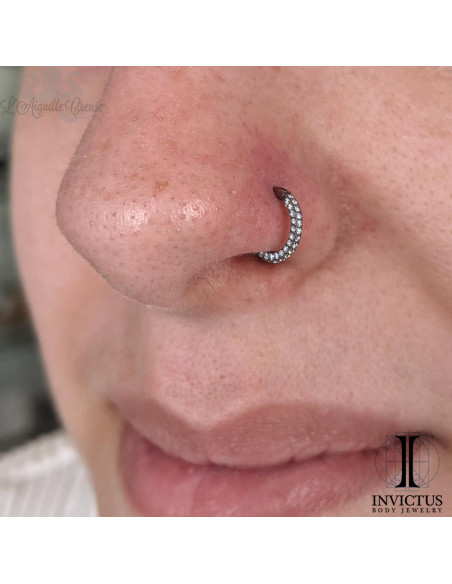 Anneau segmenté en titane et zircons premiums Invictus , ouverture facile