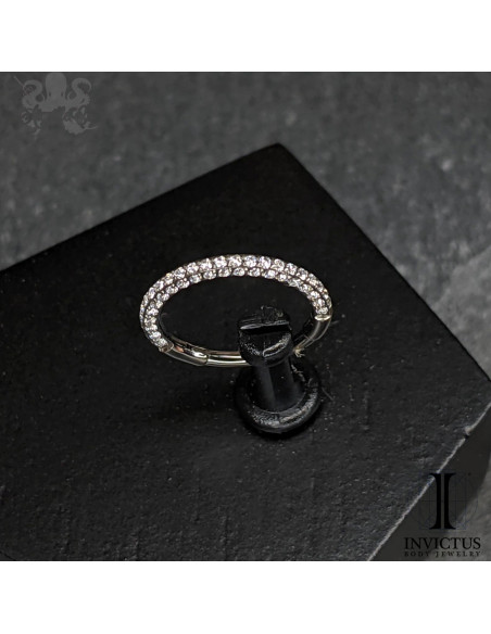 Anneau segmenté en titane et zircons premiums Invictus , ouverture facile