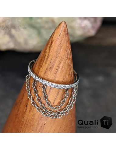Anneau segmenté en titane QualiTi , zircons blanc et chainettes, ouverture facile