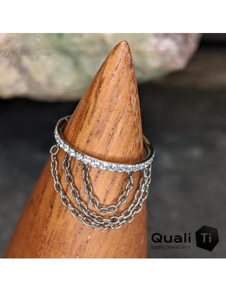 Anneau segmenté en titane QualiTi , zircons blanc et chainettes, ouverture facile