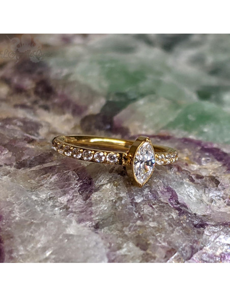 Anneau segmenté en titane pvd or 24 carats et ses zircons , ouverture facile