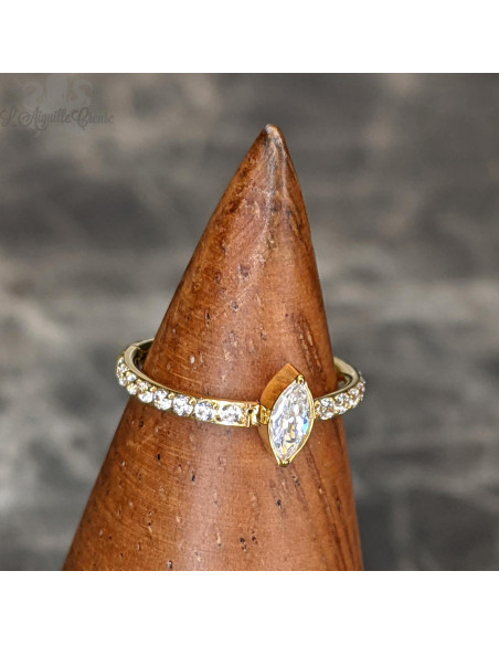 Anneau segmenté en titane pvd or 24 carats et ses zircons , ouverture facile