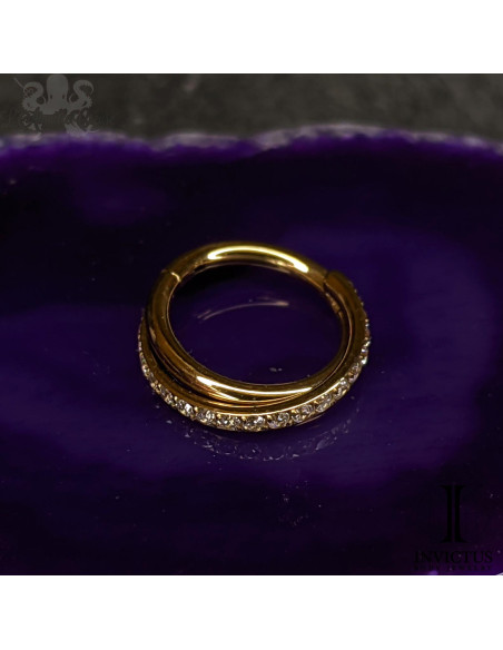 Anneau croisé segmenté en titane pvd or 24 carats Invictus et ses zircons, ouverture facile