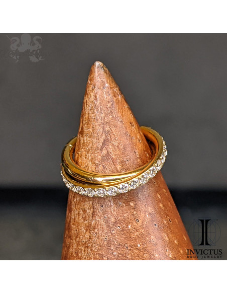 Anneau croisé segmenté en titane pvd or 24 carats Invictus et ses zircons, ouverture facile
