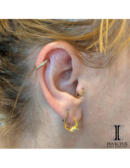 Anneau croisé segmenté en titane pvd or 24 carats Invictus et ses zircons, ouverture facile