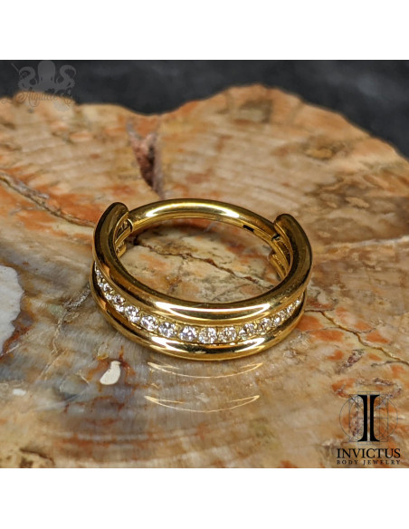 Anneau triple,segmenté en titane pvd or 24 carats Invictus et ses zircons, ouverture facile