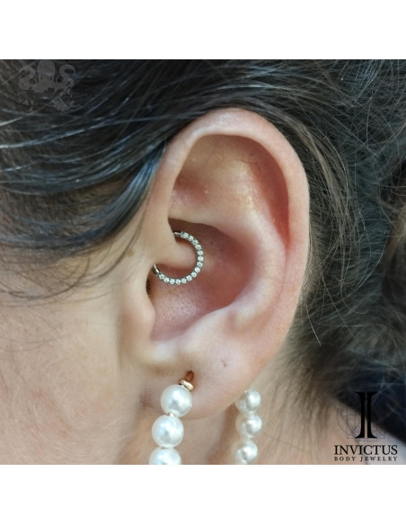 Anneau segmenté en titane Invictus et zircons blancs, ouverture facile