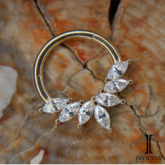 Anneau articulé en or jaune 14 carats Invictus et ses zircons