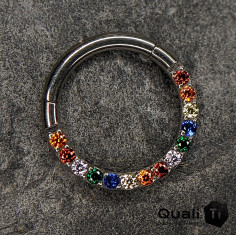 Anneau segmenté en titane QualiTi et zircons cubiques multicolores, ouverture facile 2