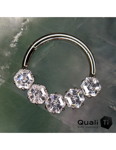 Anneau segmenté 'Worker Bees' en titane QualiTi et zircons cubiques, ouverture facile