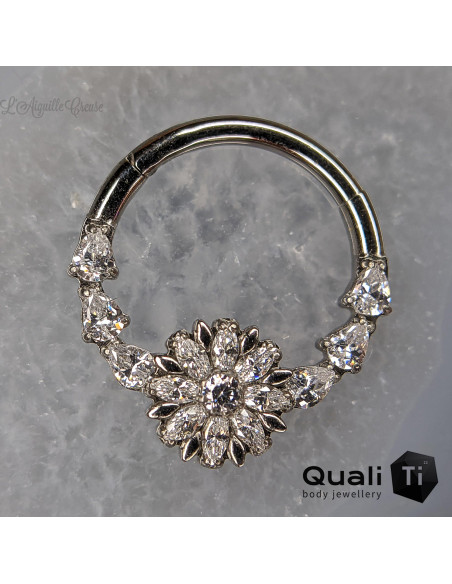 Anneau segmenté 'Thrive not survive' en titane QualiTi et zircons cubiques, ouverture facile