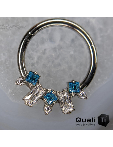 Anneau segmenté 'Cuspid' en titane QualiTi et zircons cubiques, ouverture facile