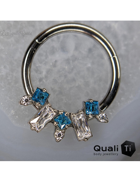 Anneau segmenté 'Cuspid' en titane QualiTi et zircons cubiques, ouverture facile