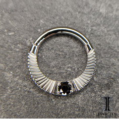 Anneau segmenté en titane Invictus et son zircon noir, ouverture facile