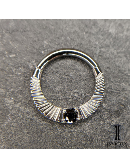 Anneau segmenté en titane Invictus et son zircon noir, ouverture facile