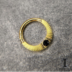 Anneau segmenté en titane pvd or 24 carats Invictus et son zircon noir, ouverture facile