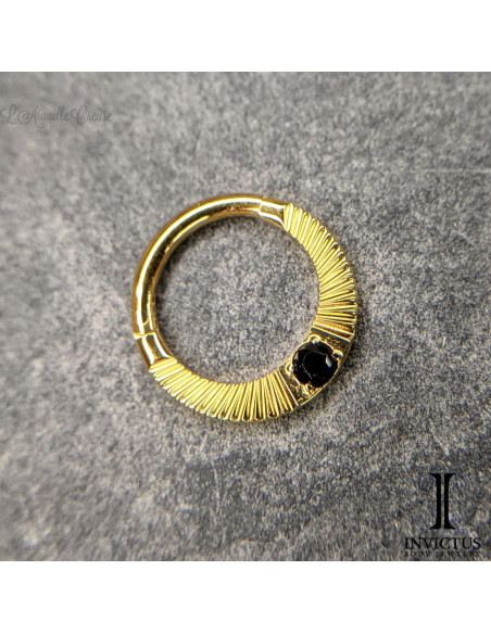 Anneau segmenté en titane pvd or 24 carats Invictus et son zircon noir, ouverture facile